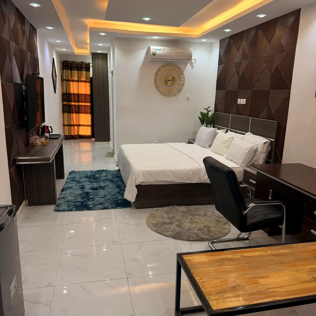 Suite Exclusive : vaste chambre avec bureau, coin salon et sol en marbre